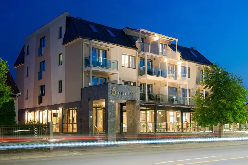 Onyx Luxury - Image 1
