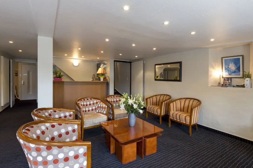 Hôtel Montfort - Ingresso interno