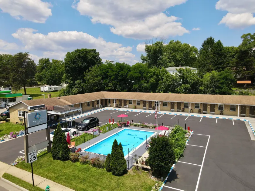 Twi-Lite Inn - Image 1