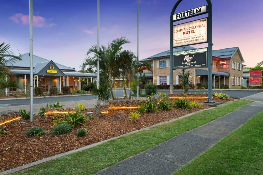 Coopers Colonial Motel - Image 1