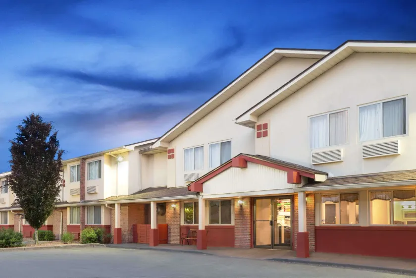 Super 8 by Wyndham Kingston - Image 1