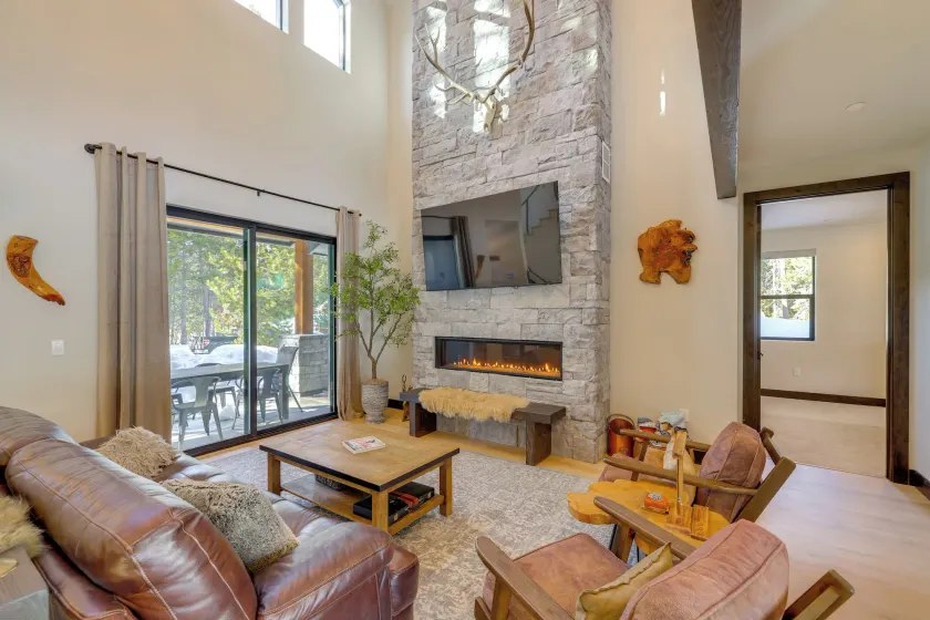 Mountain Modern and Spacious, Close to Everything! - Image 1