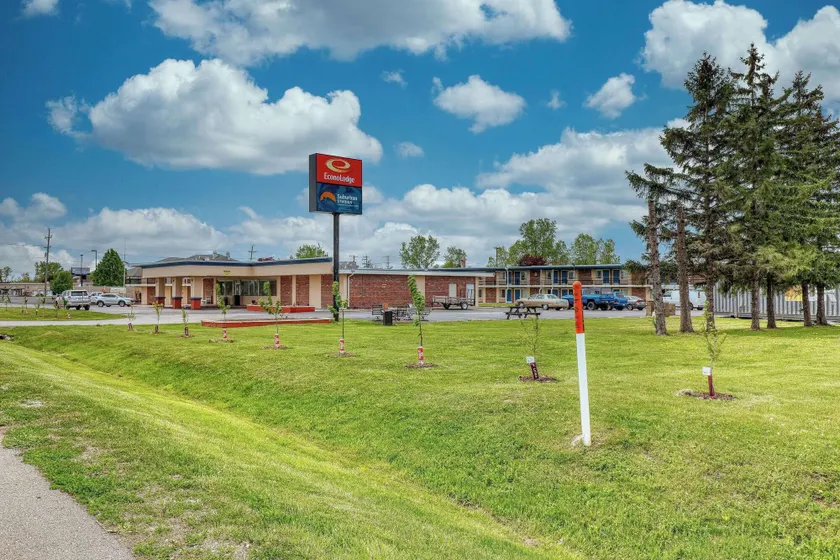 Econo Lodge Neenah - Image 1