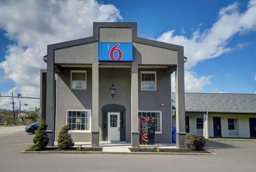 Motel 6 Washington, PA - Image 1