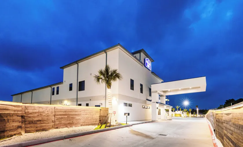 Palace Inn Blue Edgebrook - Image 1