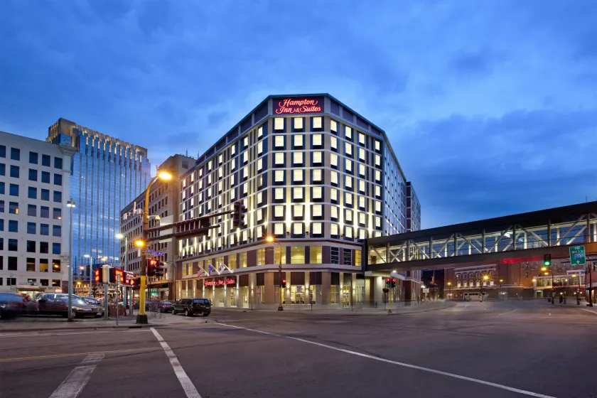 Hampton Inn & Suites Minneapolis / Downtown - Image 1