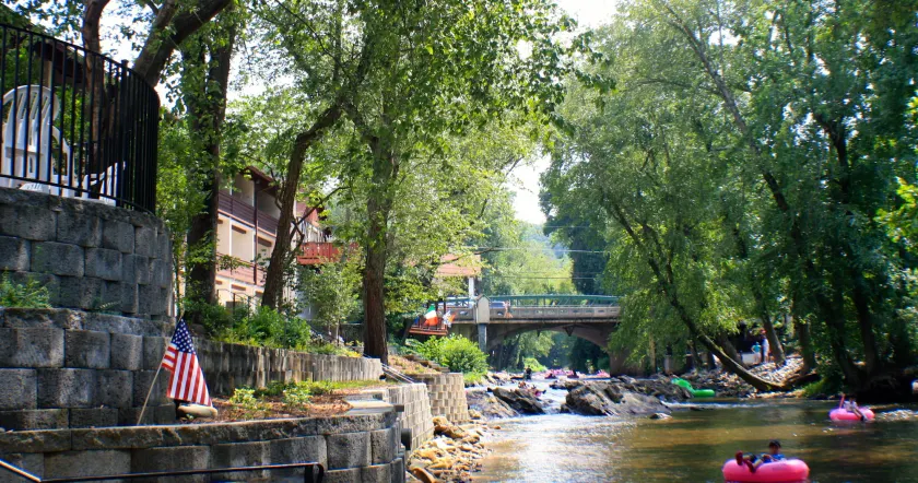 Helendorf River Inn, Suites & Conference Center - Image 1
