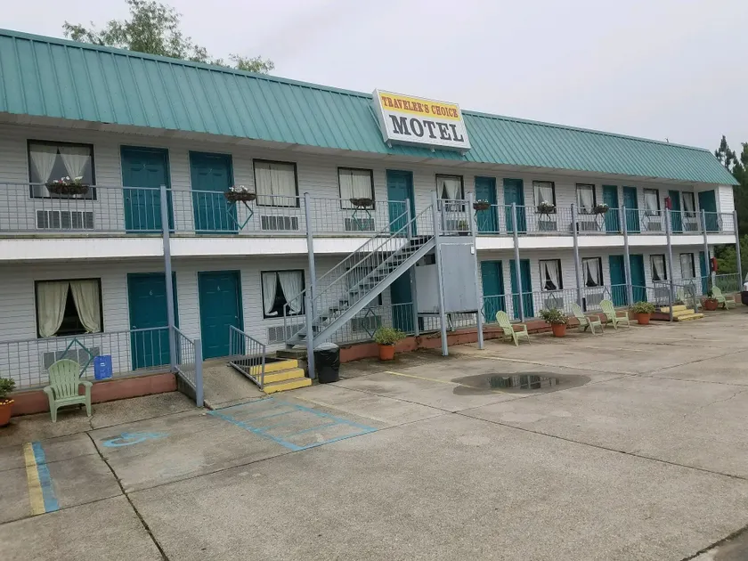Traveler's Choice Motel - Image 1