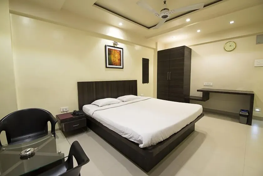 Hotel Suresh Inn - Image 1
