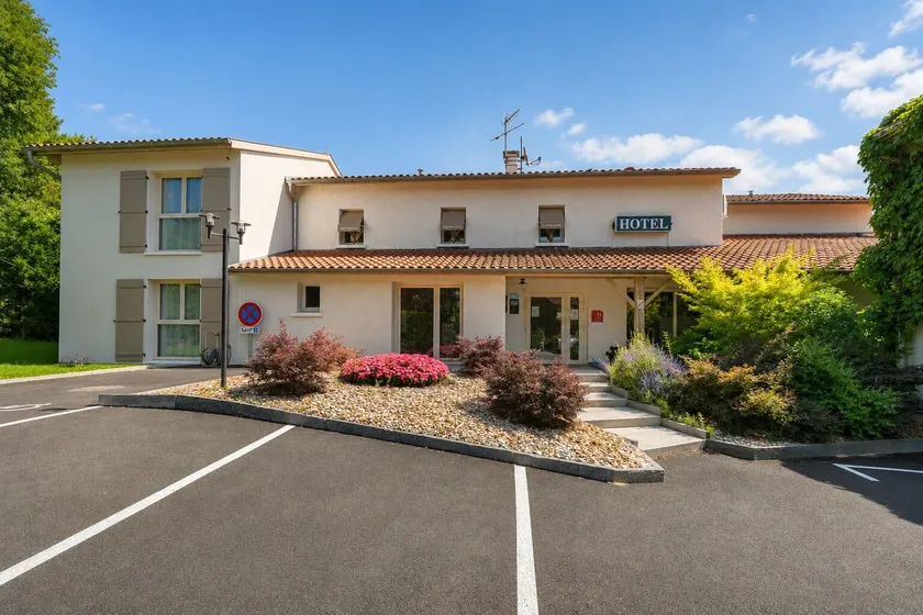 Logis Hotel Le Petit Casset - Image 1