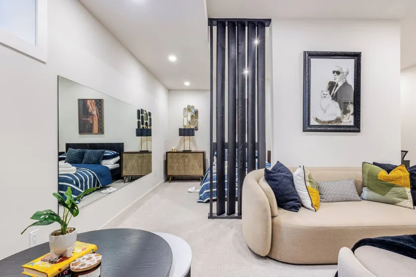 Cozy Luxury Suite with Private Movie Theatre - Image 1