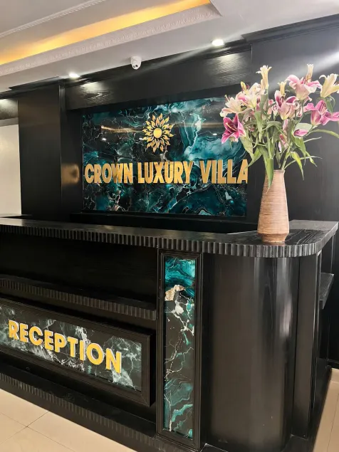 Crown Luxury Hotel - Rezeption