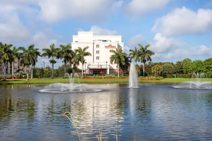 Hawthorn Extended Stay by Wyndham West Palm Beach Airport - Image 1