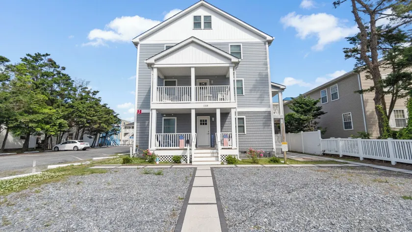 Safari Apartments - Image 1