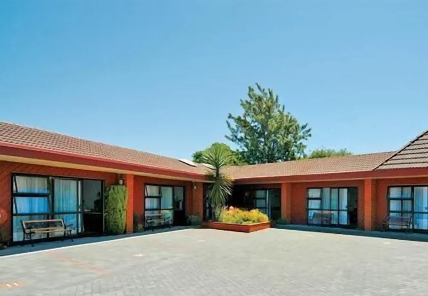 Ace High Motor Inn - Image 1