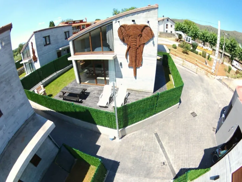 Cabañas La Senda de los elefantes Cabárceno - Image 1