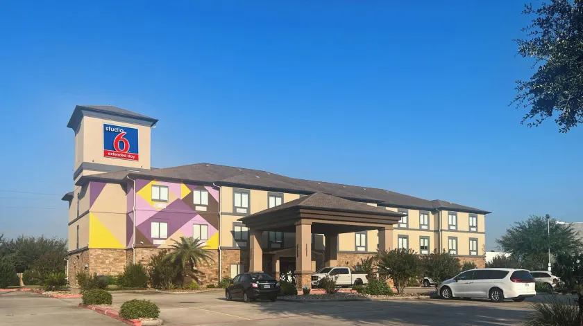 Restwell Inn & Suites I-45 North - Image 1