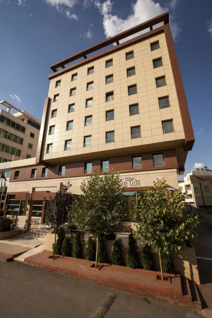 Safir Hotel - Image 1