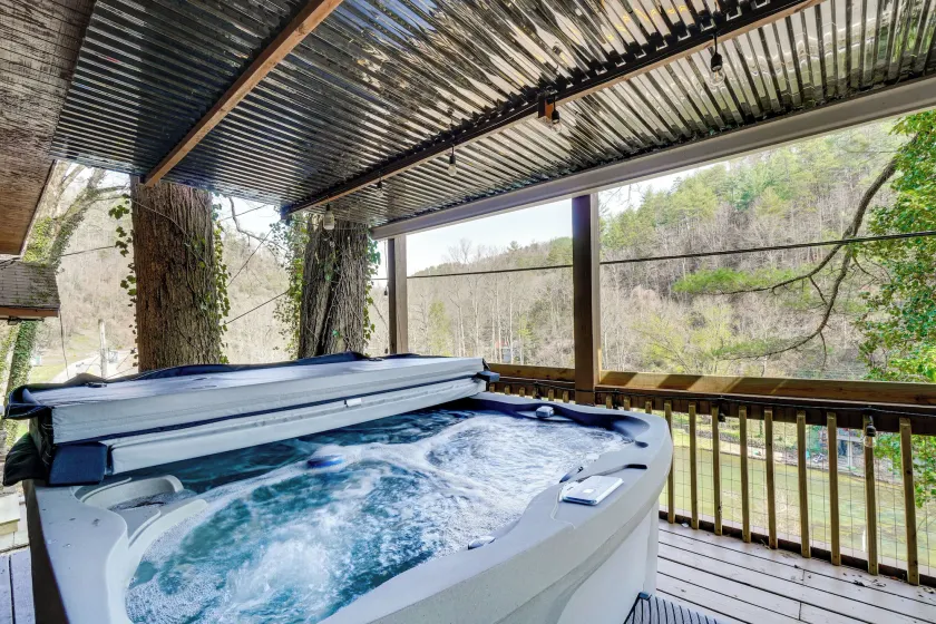 Hot Tub, Trails, Views! Little River Retreat - Image 1