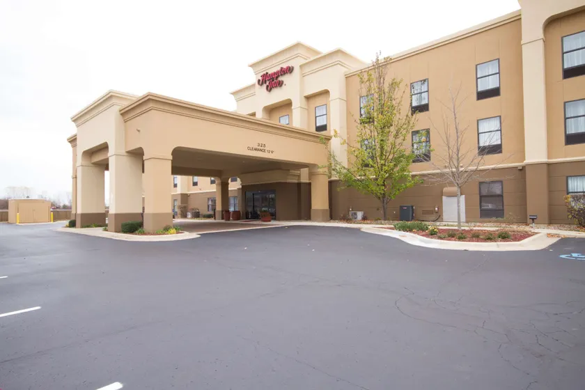 Hampton Inn Marshall - Image 1