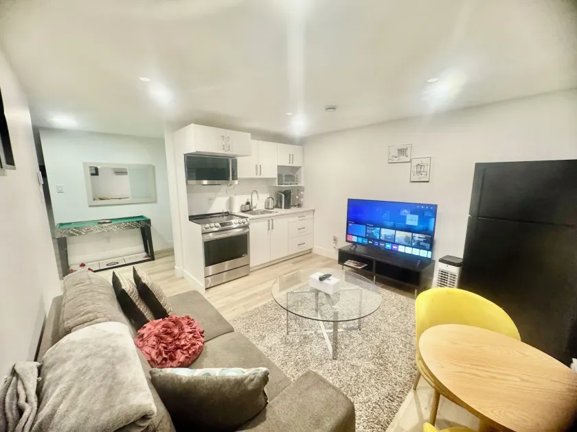 Private 1BR Basement Suite Near YQM with Free Parking - Image 1