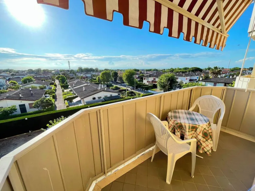 Flat with excellent location - Image 1