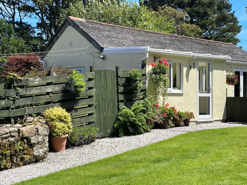 Garden Cottage - Image 1