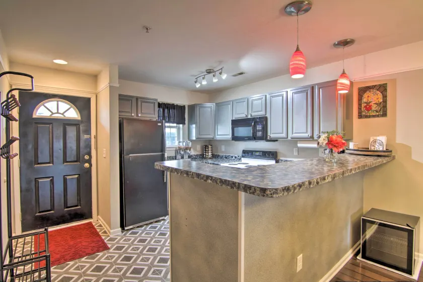 4 Mi to Ocean: Lewes Beach Condo w/ Screened Porch - Interior