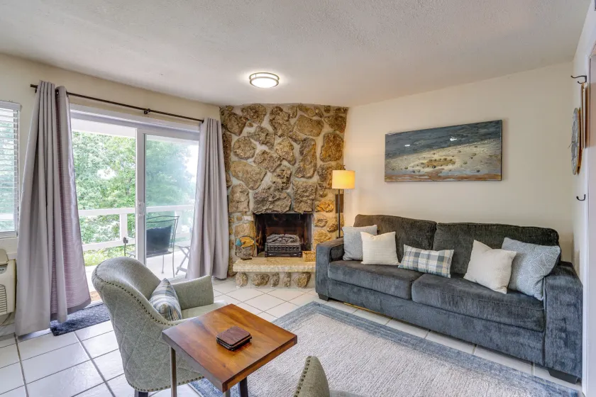 Lakefront Condo, Close to Bagnell Dam Strip - Image 1