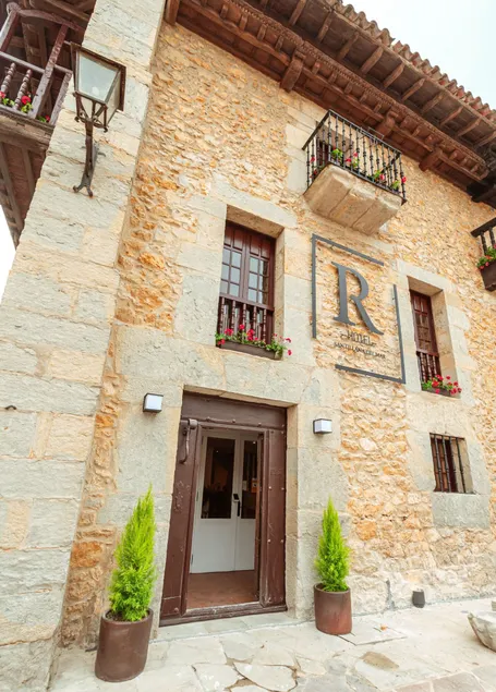 Hotel BESTPRICE Santillana - Image 1