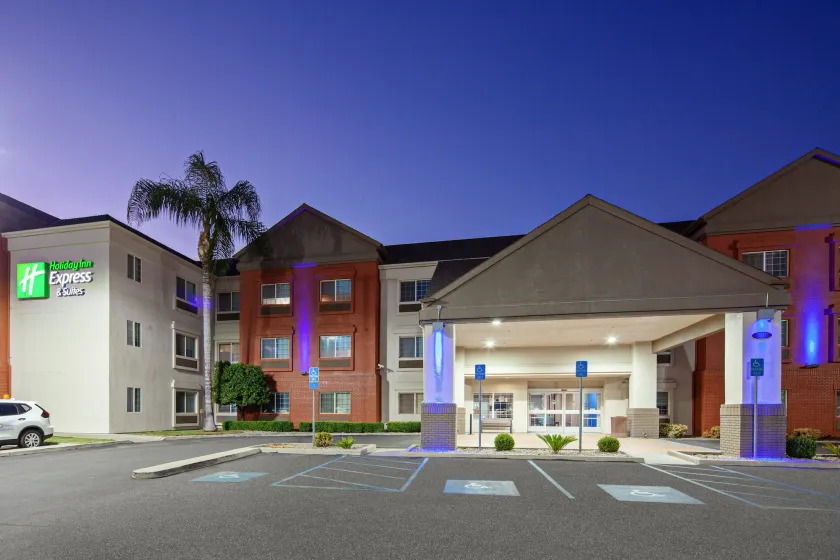 Holiday Inn Express & Suites - Tulare by IHG - Image 1