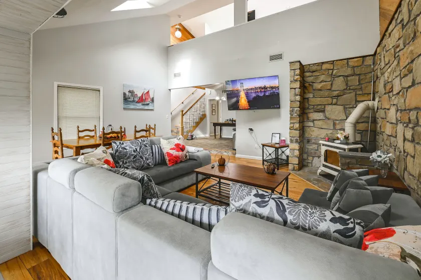 Group Getaway w/ Lake Access in Bronston! - Image 1