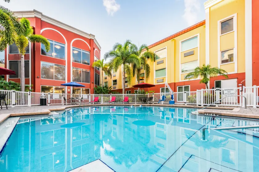 Holiday Inn Express Hotel & Suites Bradenton West by IHG - Image 1