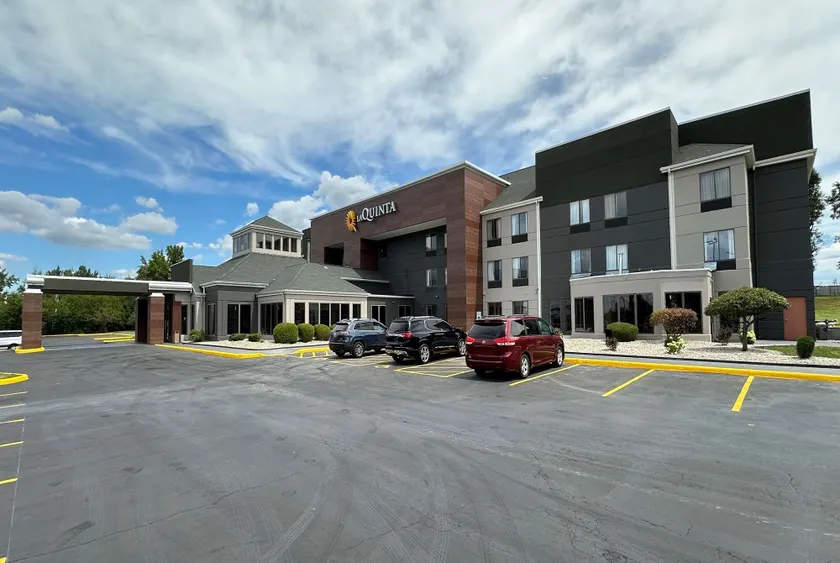 La Quinta Inn & Suites by Wyndham South Holland - Image 1