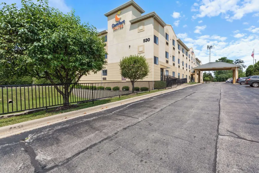 Comfort Suites Lombard - Addison - Image 1