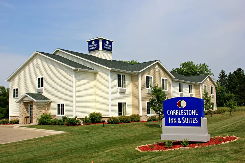Cobblestone Inn & Suites - Clintonville - Image 1