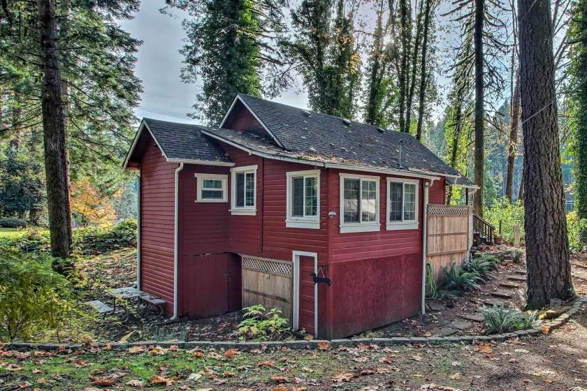 Peaceful McKenzie River Retreat: Fish, Hike, & Ski - Image 1