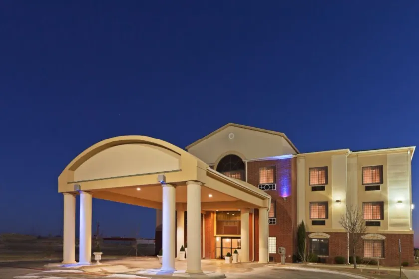 Holiday Inn Express & Suites Plainview by IHG - Image 1