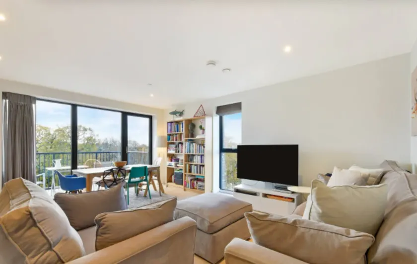 Lovely Luminous 3 Bed Flat, With Secure Ev Parkng - Image 1