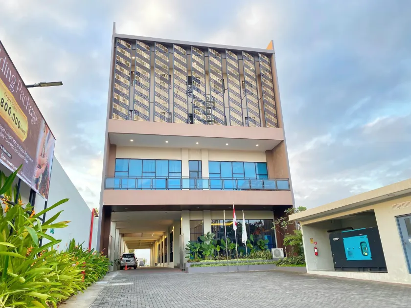 Front One Hotel Gombong - Image 1