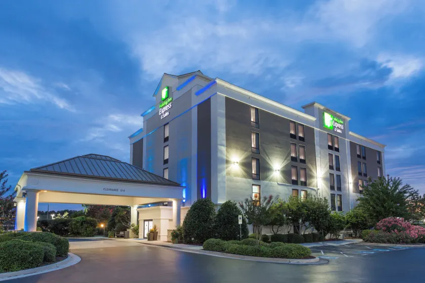 Holiday Inn Express & Suites Wilmington-University Center by IHG - Image 1