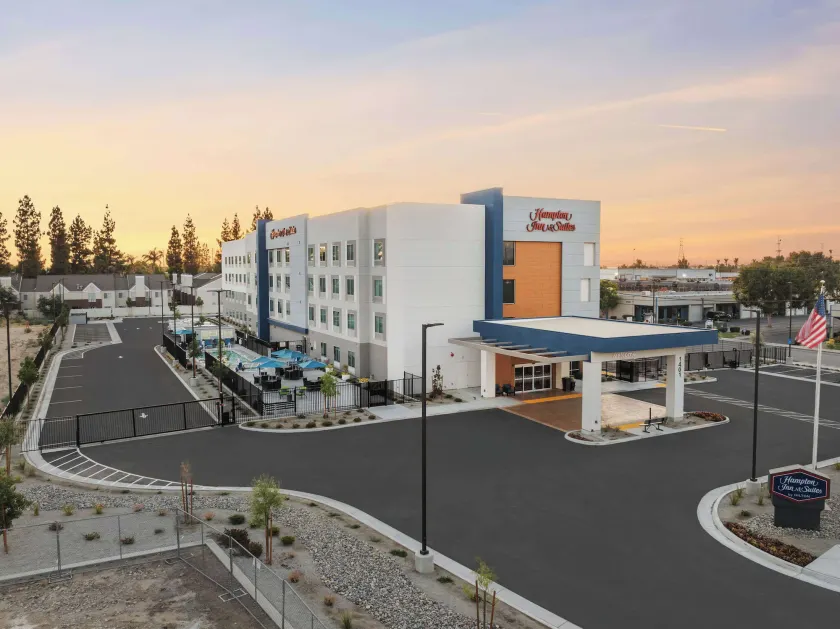 Hampton Inn & Suites Bakersfield Central - Image 1