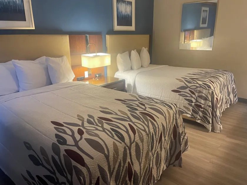 Red Roof Inn & Suites Hinesville - Image 1