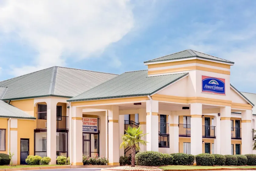 Howard Johnson by Wyndham Perry GA - Image 1
