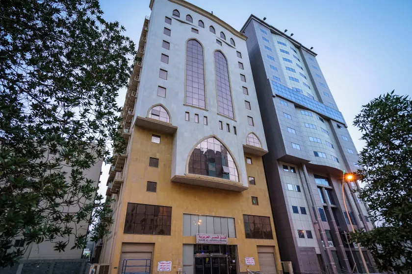 Qasr Alazizia Hotel - Image 1