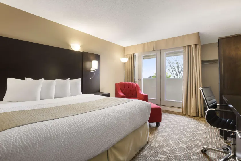 Days Inn & Suites by Wyndham North Bay Downtown - Image 1