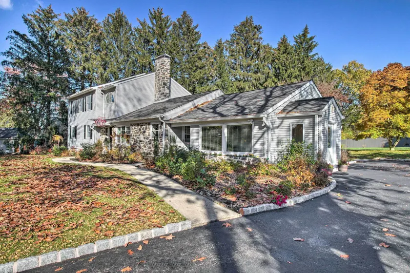 Near Philly & PGA Champ! Inviting Home w/ Yard - Interior