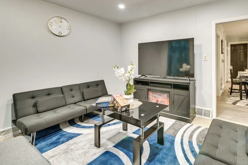 Walk to Local Eats! Updated Schenectady Apartment - Image 1