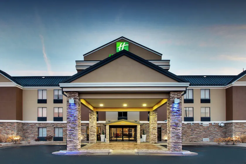 Holiday Inn Express Hotel & Suites Cedar Rapids I-380 at 33rd Avenue by IHG - Image 1