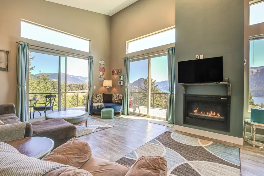 ¡NUEVO! 'Gorge Retreat' Carson Home con impresionantes vistas! - Image 1